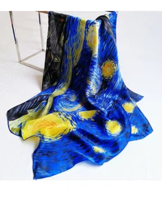 Mlada djevojka žuta svila saten šal